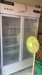 出售99新展示柜，800出售