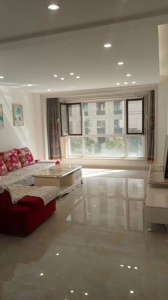 自家房屋出租，泰德觀塘，下樓就是海龍湖公園，景色優(yōu)美，空氣清新，每年2萬(wàn)，包括取暖費(fèi)、物業(yè)費(fèi)。在內(nèi)。有意者聯(lián)系131 9616 5877