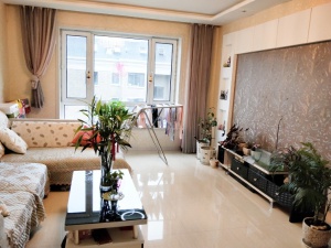 出租城市經(jīng)典精裝修步梯六樓，家具家電齊全