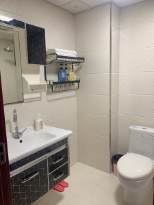 出租華府3樓，95平米家具家電齊全，領(lǐng)包入住