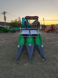 求購(gòu)收割機(jī)