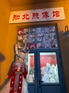 招化妝師2名，帶薪化妝助理3名