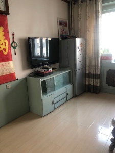 食品街中段三樓房屋出租，價格低。