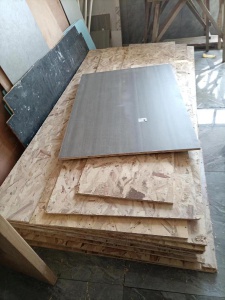 岀售舊歐松板尺寸2400x1200，厚15，每張40元