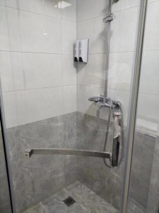 鑫港公寓49平，精裝，一室一廳一衛(wèi).雙電梯8樓，戶型板正，窗戶正對(duì)廣場(chǎng)月租金1300年付，可小議，包取暖物業(yè)寬帶，出租中，6月28到期