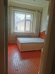 新華小學(xué)沿河小區(qū)房屋出租，有電視，冰箱，洗衣機(jī)，油煙機(jī)，使用面積81平方，3三室一廳