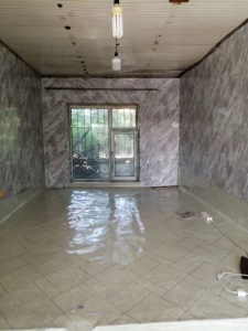 新城花園旁邊小市場附近有一平房出售，價(jià)格面議，54平方米，房前房后有園子，小市場有攤位可以賣東西。 15114321213 薛女士