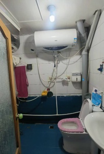 個(gè)人房屋出租出售，60多平方，采光好，南北通透，在步行街附近4樓年租12000包取暖，聯(lián)系電話1331476941。