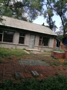 新城花園旁邊小市場附近有一平房出售，價格面議，54平方米，房前房后有園子，小市場有攤位可以賣東西。 15114321213 薛女士